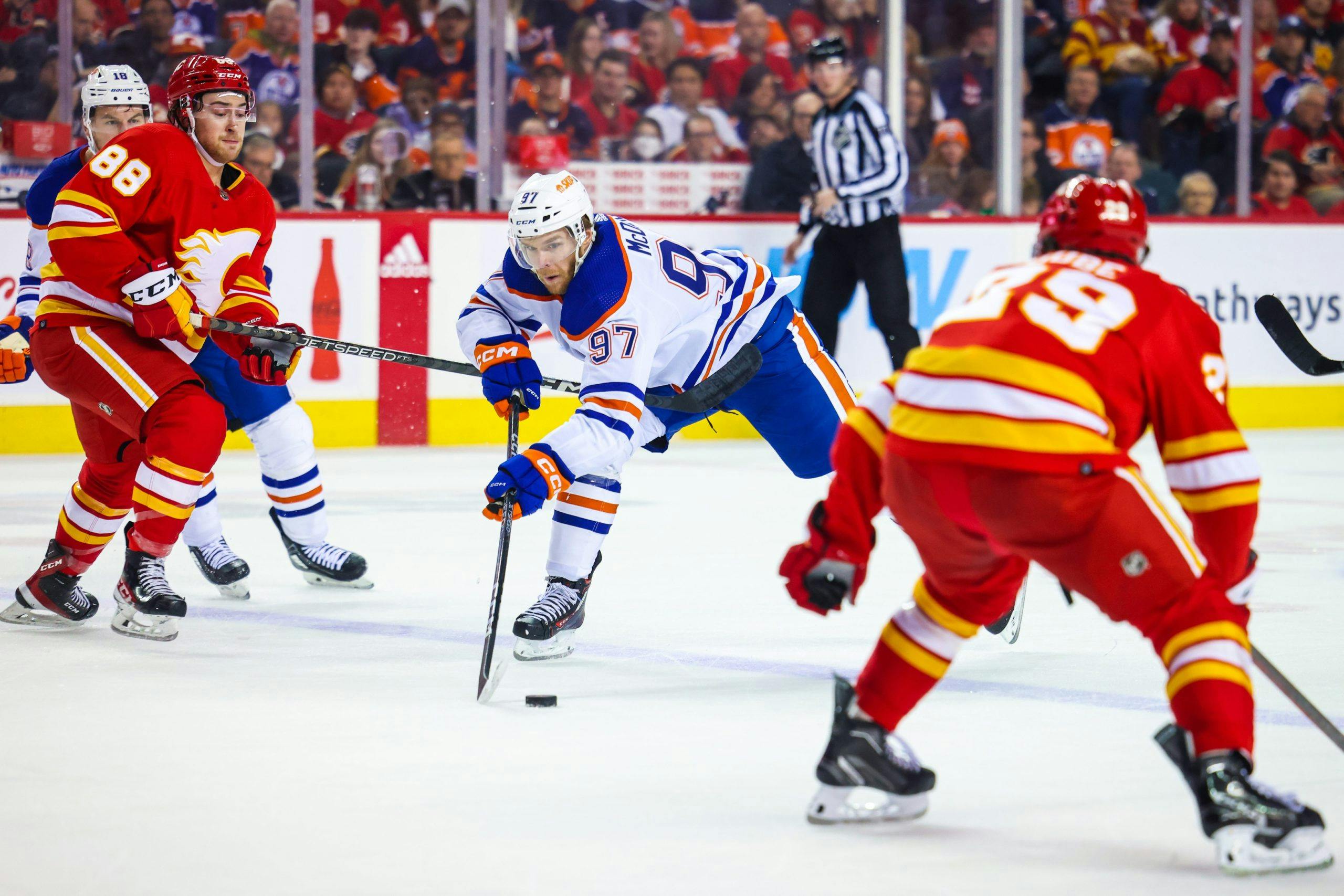 McDavid, Oilers score on late power play to beat Flames 2-1